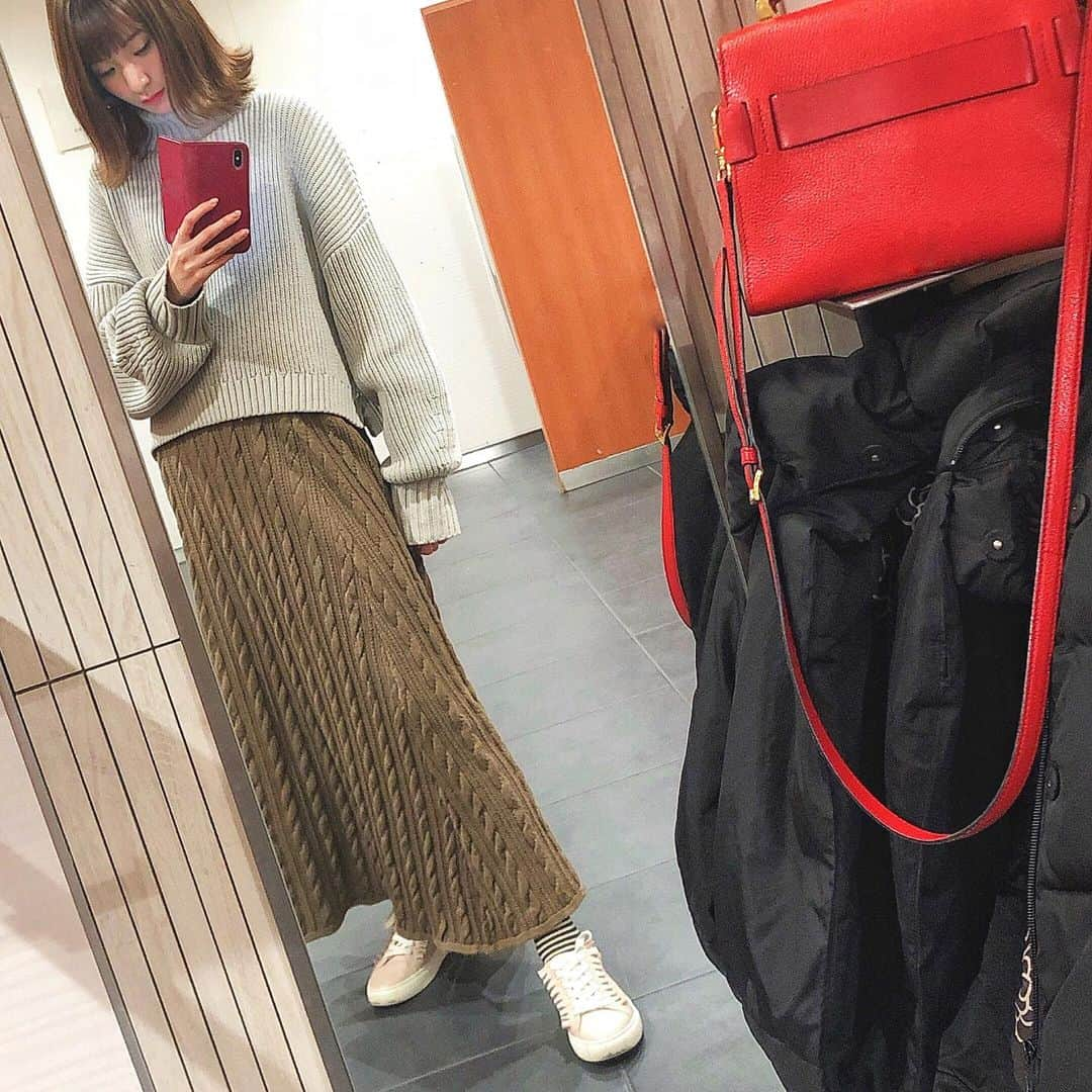 杉枝真結さんのインスタグラム写真 - (杉枝真結Instagram)「☺︎ 番組の収録が続いています！ オンエアは、年明けのものもあったり… 現場で良いお年をという言葉が飛び交ったり… 街中がクリスマス一色だったり… クリスマス目前ムード、年末ムードが 漂う世の中を感じながら😌 毎日のお仕事を頑張っています✨ - そして 収録や撮影等のお仕事と並行して… 年明け1月下旬に行う ファンミーティングに向けて 大忙しで準備を行っています🔥 どちらも全力です！！！ - 追加でのチケット販売も残りわずか。 お早めにゲットして下さい😢🙏 - ロケ終わりの帰り道は👗 @titivatejp の 楽ちんコーデ！💓 ニット × ニットの暖かコーデだね🤝🌈 - #titivate #code #tititatestyle #ティティベイト #プチプラ #ボリュームニット #スカート #ケーブルニットフレアスカート」12月23日 18時06分 - mayusugieda_official