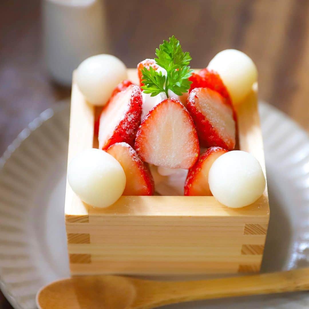 のインスタグラム：「. .  KAYA cafe @kayacafe_osaka  おかえりなさい、 いちごの お豆腐ティラミス🍓  升の四隅に 白玉を添えて。  お腹いっぱい 食べたところで お腹にたまらない 豆腐の優しさに ここぞとばかり甘えます🤤  #KAYAcafe #カヤカフェ#osaka」