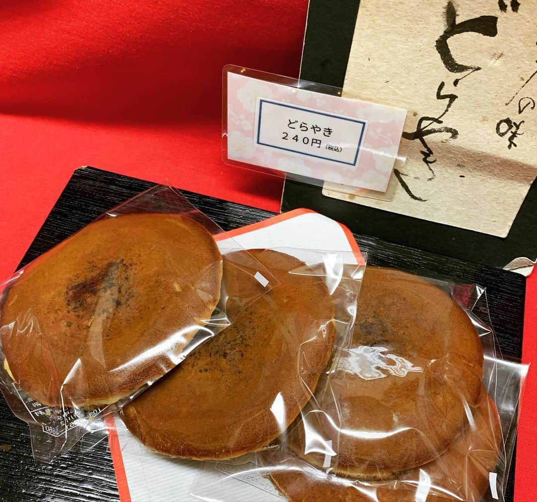 住吉美紀さんのインスタグラム写真 - (住吉美紀Instagram)「#BlueOcean で先週ご紹介した、どら焼きの元祖のひとつ、梅花亭のどら焼きを探しにいってみました！ 二枚皮になる前のどら焼き、ほんとうに一枚皮でした。 お箸で焼いているそうです(器用！) 東京で感じる食べもの史、ワクワクする。そして、皮も、中の粒餡も、美味しい〜。 #どら焼き #梅花亭 #BlueOceanで紹介したところ行ってみた #たべもの歳時記 #JFNパーク」12月23日 18時07分 - miki_sumiyoshi