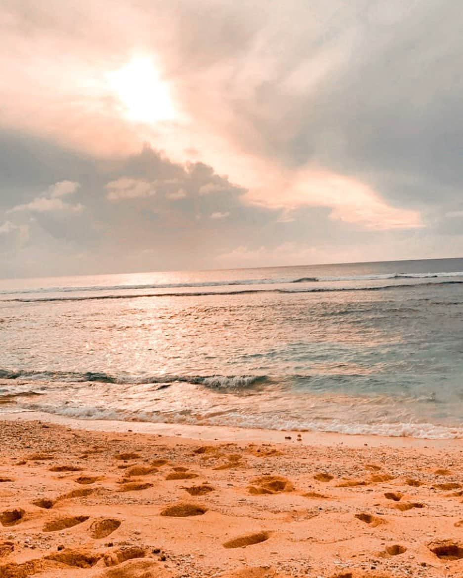 ユミ さんのインスタグラム写真 - (ユミ Instagram)「𝘔𝘰𝘯𝘥𝘢𝘺 𝘚𝘶𝘯𝘴𝘦𝘵 🌤 #sea #beach #beautiful」12月23日 18時08分 - yuminchu1029