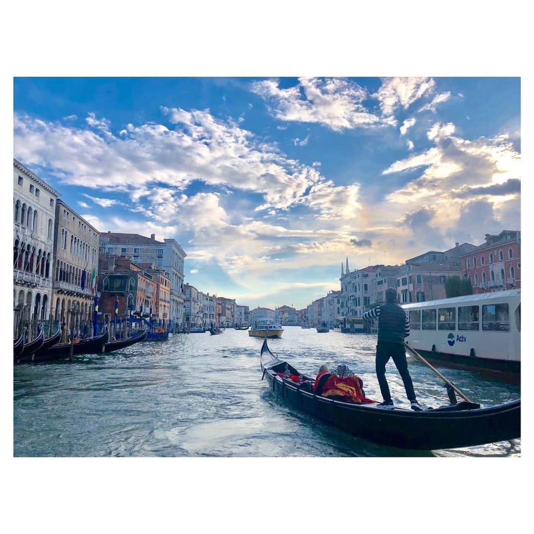川村優希のインスタグラム：「続いての目的地はヴェネツィア、そしてローマでした🇮🇹 ヴェネツィアは初めて、ローマも久しぶりなので王道コースを巡る旅✨ 美しい景色、以上にとにかく寒かった記憶が印象的で😭 季節外れの寒波なのか、予想よりずっと寒くて重ね着して凍えながら凌ぎました💦 . ヴェネツィアでのホテルは映画『ツーリスト』の舞台になったところだそうです🎬 . . #venice #rome #italy #trip #hoteldanieli #ヴェネツィア #ローマ #旅行 #寒さ対策 #パジャマの上にワンピース #カーディガンの上にカーディガン」