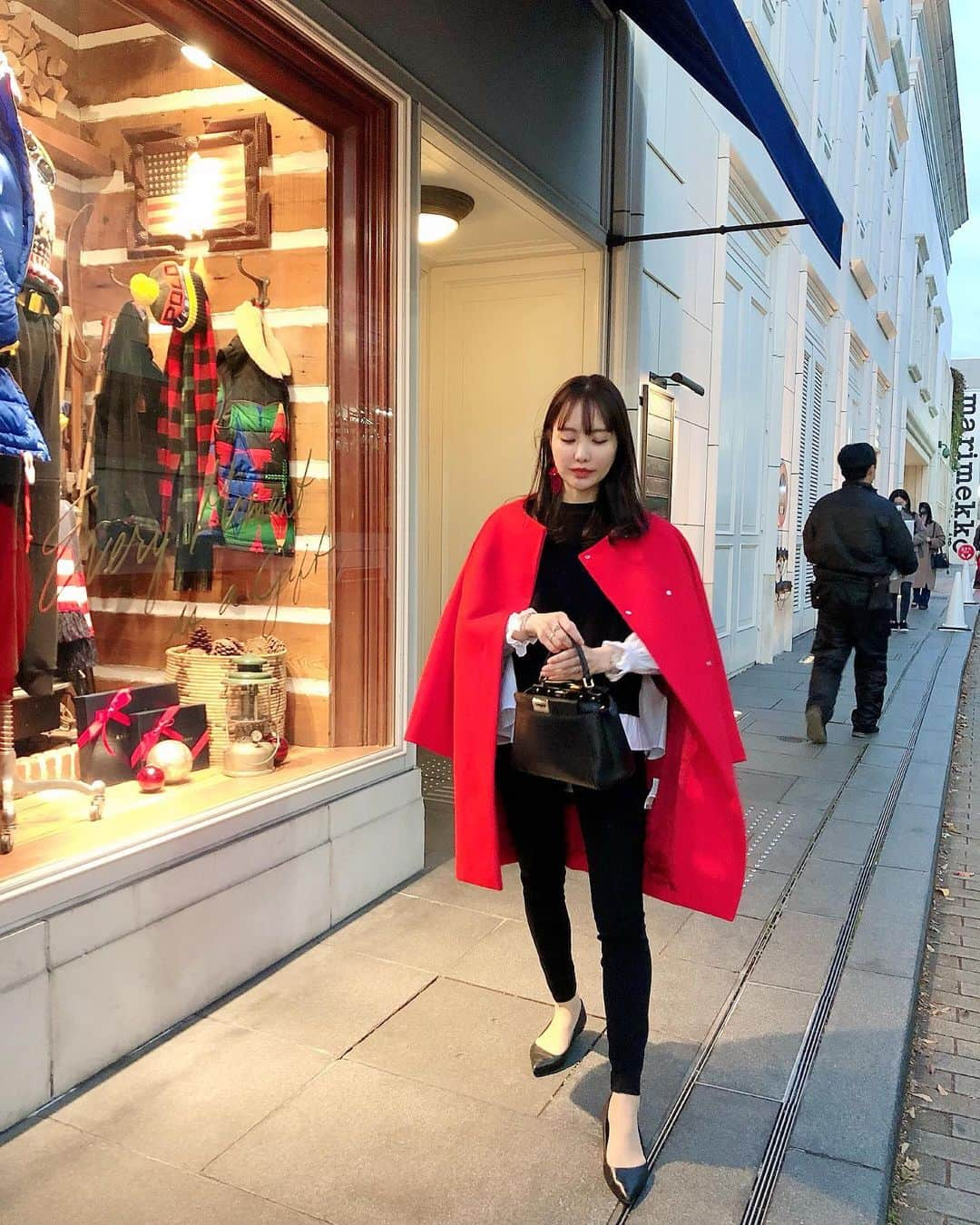 Aoiさんのインスタグラム写真 - (AoiInstagram)「東京の街はこの時期になると どこへ行ってもキラキラしてるね☺️ 寒いので冬は苦手だけど クリスマスと年末は好きです🎄 この赤コート着ると 途端にクリスマス感でちゃう🙆‍♀️ . . coat @united_tokyo  tops @7things.official  pants @zara shoes @balenciaga  bag @fendi  #fashion#ootd#cord#cordinate#zara #unitedtokyo #7things #fendi #balenciaga #大人カジュアル#シンプルコーデ#クリスマス#クリスマスコーデ#赤コート#プチプラ#プチプラコーデ」12月23日 18時18分 - aoioa