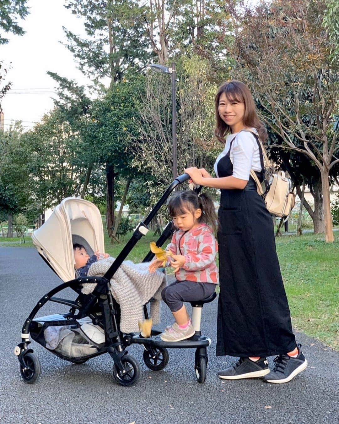 こままりえさんのインスタグラム写真 - (こままりえInstagram)「✴︎ taking a walk with my children👀 . 子供たちとお散歩👶👧 季節を感じられるこの時間大好き💓 晴れた日はけっこう太陽が 眩しく感じることがあります . こんな時はアキュビューから新発売の 調光コンタクトをつけてみたい〜👀✨ . 目に入る光の量を自動で調節してくれるんだって . 子供たちとのお散歩 もいつもより楽しめそう😊🎶 . #アキュビュー #スマート調光 #PR #コンタクト #コンタクトレンズ #赤ちゃんのいる生活 #赤ちゃんのいる暮らし #子供のいる生活 #子供のいる暮らし #弟くんの成長記録 #生後6ヶ月 #生後半年 #二児ママ #2人育児 #ママライフ #女の子ママ #男の子ママ #ベビーカー #ストローラー #２人乗り #2人乗りベビーカー」12月23日 18時14分 - komamarie