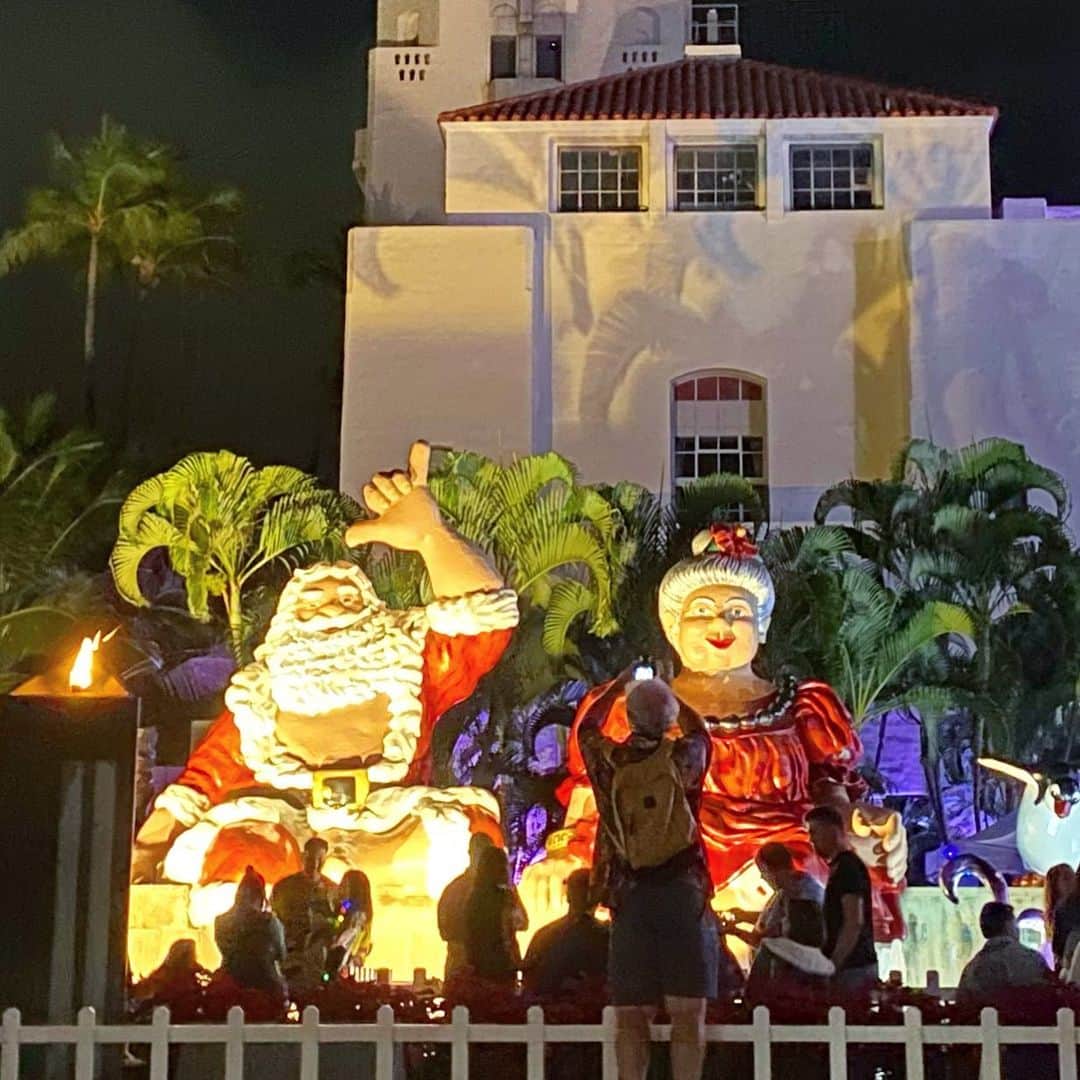 マキ・コニクソンさんのインスタグラム写真 - (マキ・コニクソンInstagram)「Aloha from Hawaii! 🤙🏼 #Mr and Mrs. Santa Clause  #ハワイのクリスマスのおすそ分け🎄」12月23日 18時15分 - makikonikson