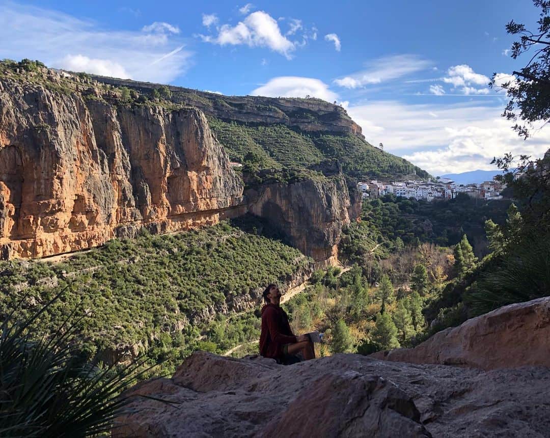 ヤン・ホイヤーのインスタグラム：「I’m back home from a week in Chulilla 🧗‍♂️ ☀️ 🍷 🍕 💪  Checking out this place and onsighting long routes was exactly what I needed to ease back into climbing after my little winter break. And somewhere, on one of the 40m routes I found my psyche for the upcoming months of 🏋️‍♀️ 💪  @mammut_swiss1862  @madrockclimbing」