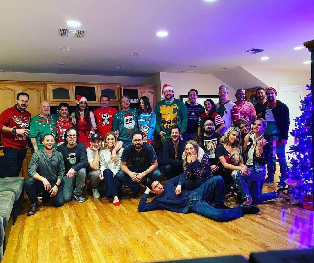 ピーター・ファシネリさんのインスタグラム写真 - (ピーター・ファシネリInstagram)「The Peter and Lily Christmas Sweater Party Gang. So much fun. 🎅🏻❤️ Such a fun group of people I have the honor  to call friends. #Grateful #HappyHolidays」12月23日 18時24分 - peterfacinelli