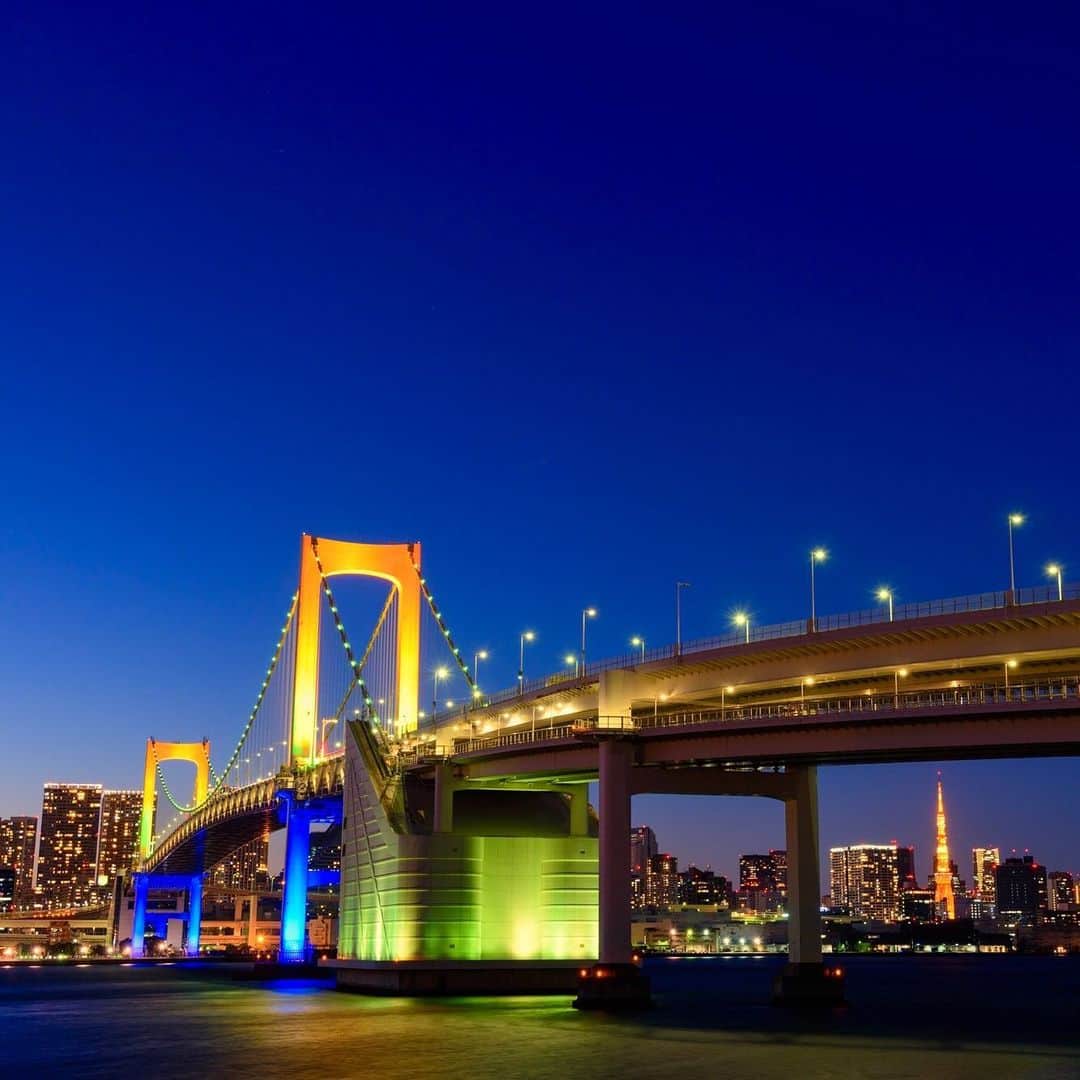 ANAのインスタグラム：「イルミネーションが綺麗な季節🌟  #冬の夜景は綺麗 #レインボーブリッジ #東京タワー #イルミネーション #お台場 #夜景 #クリスマスデート #ロマンチック #年末 #冬 #旅行 #旅 #東京 #日本 #日本の絶景 #綺麗な景色 #ダレカニミセタイケシキ #anaタビキブン #tokyo #japan #rainbowbridge #christmaslights #illumination #nightview #citylights #winter #beautiful #trip #travel #ana_jp  旅の思い出は「#anaタビキブン」をつけて投稿してね✨インスタやANAの各メディアでご紹介していきます🎄」