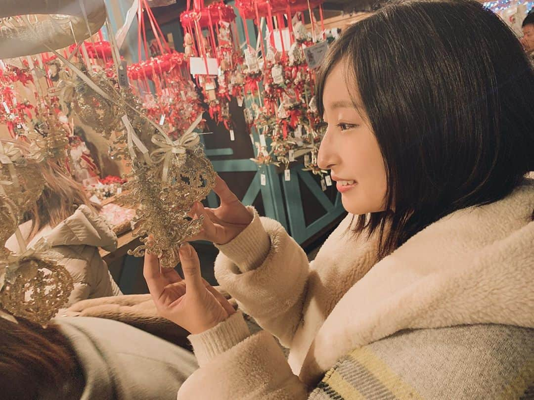 吉岡久美子さんのインスタグラム写真 - (吉岡久美子Instagram)「、 #クリスマスイブイブ だね！ みんなはクリスマス何するの？🎄 、 #クリスマスマーケット に この前行ってきたよん🎅 、 しかも #横浜 の #赤レンガ倉庫 、 #ツリー 綺麗やったし、 屋台美味しかった〜🍗🍺 、 #クリスマス ほんまに大好き！ 、 世界中のみんながステキな時間を 過ごせますよーに！ 、 そして #クリスマスイブ は わたしの #バースデー でもあります！ 、 明日は #心斎橋 OSAKA MUSEさんで 私の #生誕祭 #ライブ を させてもらいます！ 、 大好きな #イエハピ さんと #Lovelys を呼んで みんなでワイワイするよ！ 、 久しぶりの大阪でのライブ！ ぜひ来てくださいね！ 、 、 #つぼみ大革命 #つぼみ #吉本 #よしもと #アイドル #idol #大阪 #東京 #神戸 #ライブ #instagood #いいね👍  #いいね #フォロー #ふぉろーみー #フォローミー #フォロー希望 #サンタクロース」12月23日 18時29分 - kuunyaaan