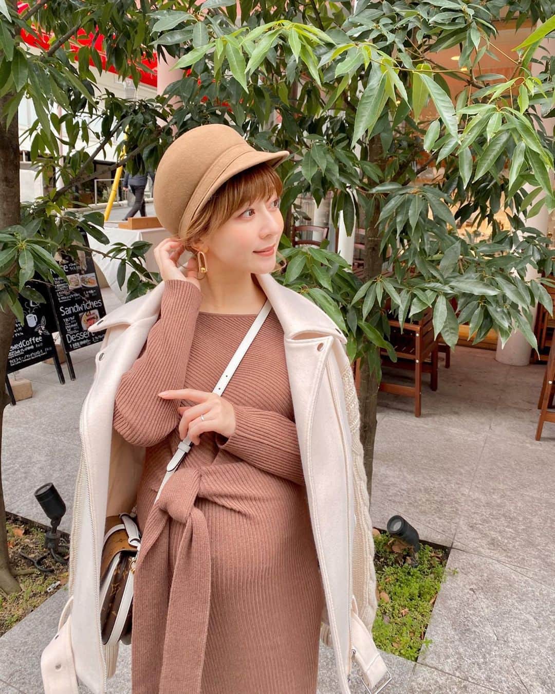 のインスタグラム：「・ ブラウンばかり着てる🐻❤️ 甘めにコーディネートして キャラメルスチーマーがテーマな日🍮💕 はあああ🥺 キャラメルスチーマー飲みたくなってきた🐷笑❤️ #coordinate one-piece#cachec @cachec_official  outer#birthdaybash @birthdaybashshop  bag#louisvuitton @louisvuitton  hat#drwcys @drwcys_official  shoes#tsurubymarikooikawa @tsurubymarikooikawa  pierce#seadsmara @seadsmara  #sサイズコーデ  #153cmコーデ #おちびコーデ #おちびの輪 #妊婦コーデ #マタニティコーデ #妊娠9ヶ月 #マタニティライフ #ぷんにーらいふ」