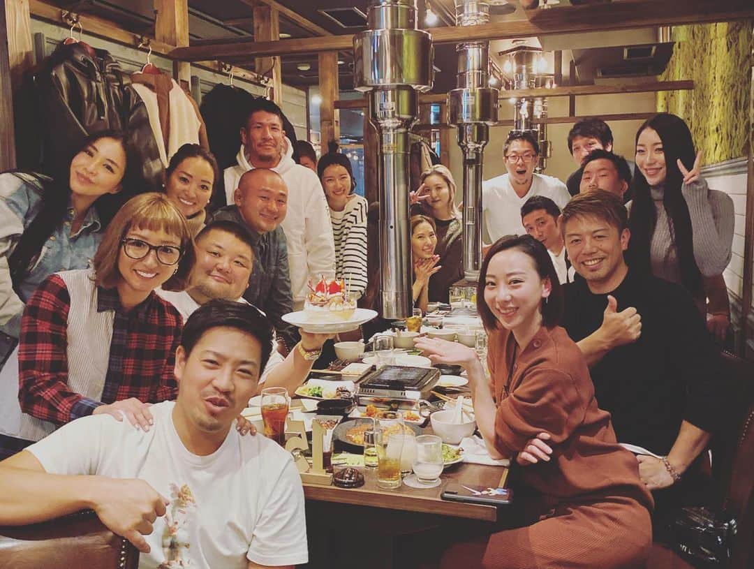 木村真野さんのインスタグラム写真 - (木村真野Instagram)「笑顔道の福田さん😃 少し遅くなってしまいましたが、お誕生日🎂のお祝いができましたぁ🥰🎂 2019年も本当に支えて頂きありがとうございました。⭐️ 来年もお世話になります✨✨ GUU 神楽坂のお肉もサイドメニューもめちゃくちゃ美味しかったし 福田さんへのサプライズにも すごく協力してくれて 最高なお店でした^_^ 須藤さんにも金メダル見てもらえて嬉しかった🥺✨❤️ ありがとうございました^_^ めったにないシンクロのトレーナーはメンフィス🇺🇸での試合時に買ったもの。 アメリカ人に何度もサイズを確認されました。笑 ピッタリでよかった😂🤣✨❤️🥰 身体だけじゃなくそれ以上に心が大きい福田さんを本当に尊敬してるし、間違いなくまやさやの人生に必要な大切な人です。 福田さん。本当にありがとうございます🥰✨✨⭐️❤️ @egaodo.hideto.fukuda  @ssudo  #egaodo #mayasaya #GUU #happybirthday」12月23日 18時33分 - mayakimura5