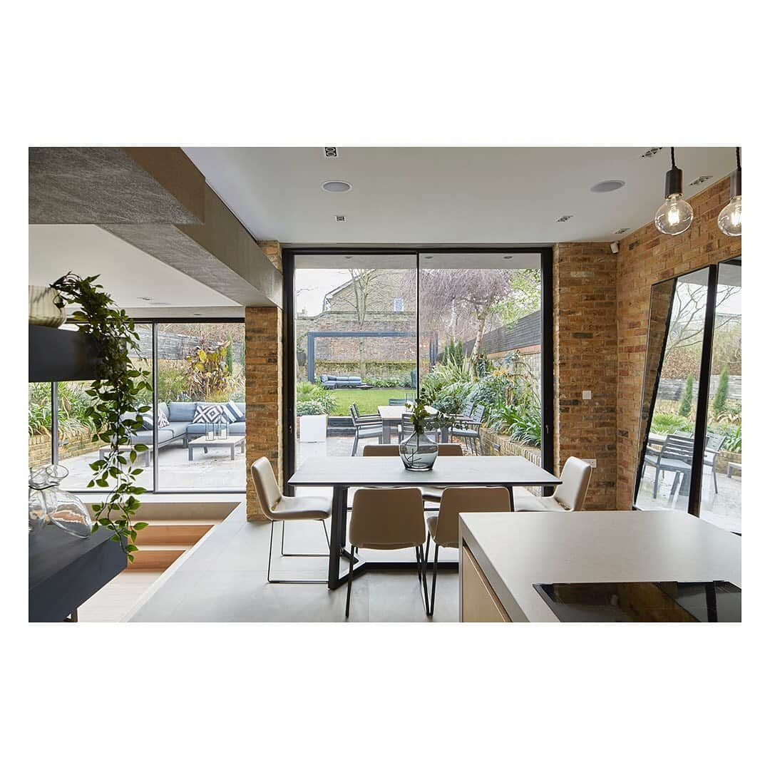 The Modern Houseさんのインスタグラム写真 - (The Modern HouseInstagram)「#forsale a completely redesigned coach house by local architecture firm @selenckyparsons . This infill home in New Cross dramatically opens up at the rear to maximise on space and light. Click the link in our bio for the sales particulars.」12月23日 18時44分 - themodernhouse