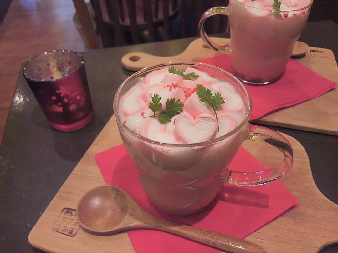 おいもカフェ金糸雀さんのインスタグラム写真 - (おいもカフェ金糸雀Instagram)「. 冬季限定の『苺しるこ』。 イチゴミルク風味の温かいおしるこに、これまたイチゴ味のかわいいハートのマシュマロをトッピングした、ピンク色の映えるお汁粉です♪ . #おいもカフェ金糸雀 #おいもカフェ #鎌倉 #カフェ #鎌倉カフェ #おしるこ #しるこ #苺 #いちご #イチゴ #ハート #マシュマロ #ハートマシュマロ #いちごマシュマロ #ピンク #かわいい . 《おいもカフェ金糸雀》 営業時間：10:00-18:00(L.O.17:30) 定休日：水曜日 248-0006 神奈川県鎌倉市小町2-10-10 小町TIビル1F TEL：0467-22-4908」12月23日 18時40分 - oimocafekanaria