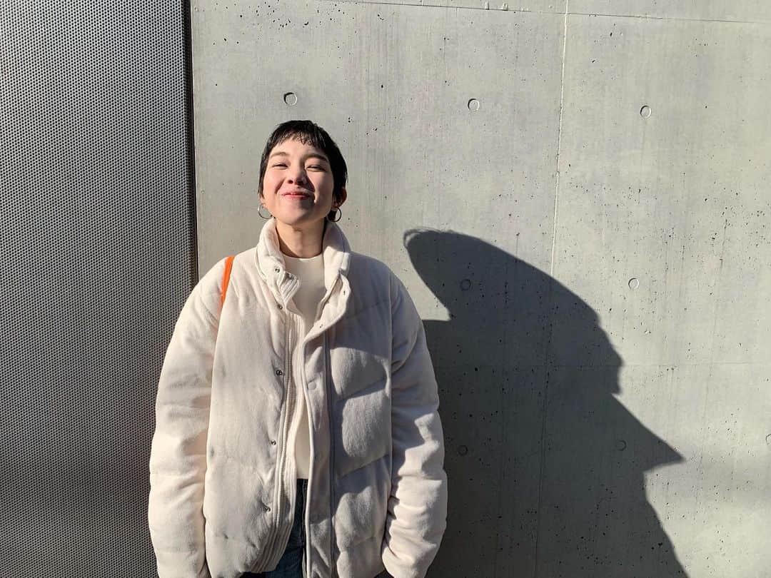 佐藤史果のインスタグラム：「明日はXmas eve.🎄 みんなのご予定は？🎅🏻✨ ・ ・ necklace @yurika_akutsu  earring @printemps_ymst  @___ymst  down jacket @uniqlo  denim @lise_____________  boots @drmartensofficial  #ミニマムショート #ベリーショート #shooting  #street #singer @sato_fumika #pritemps_ymst #lise_stayhome」