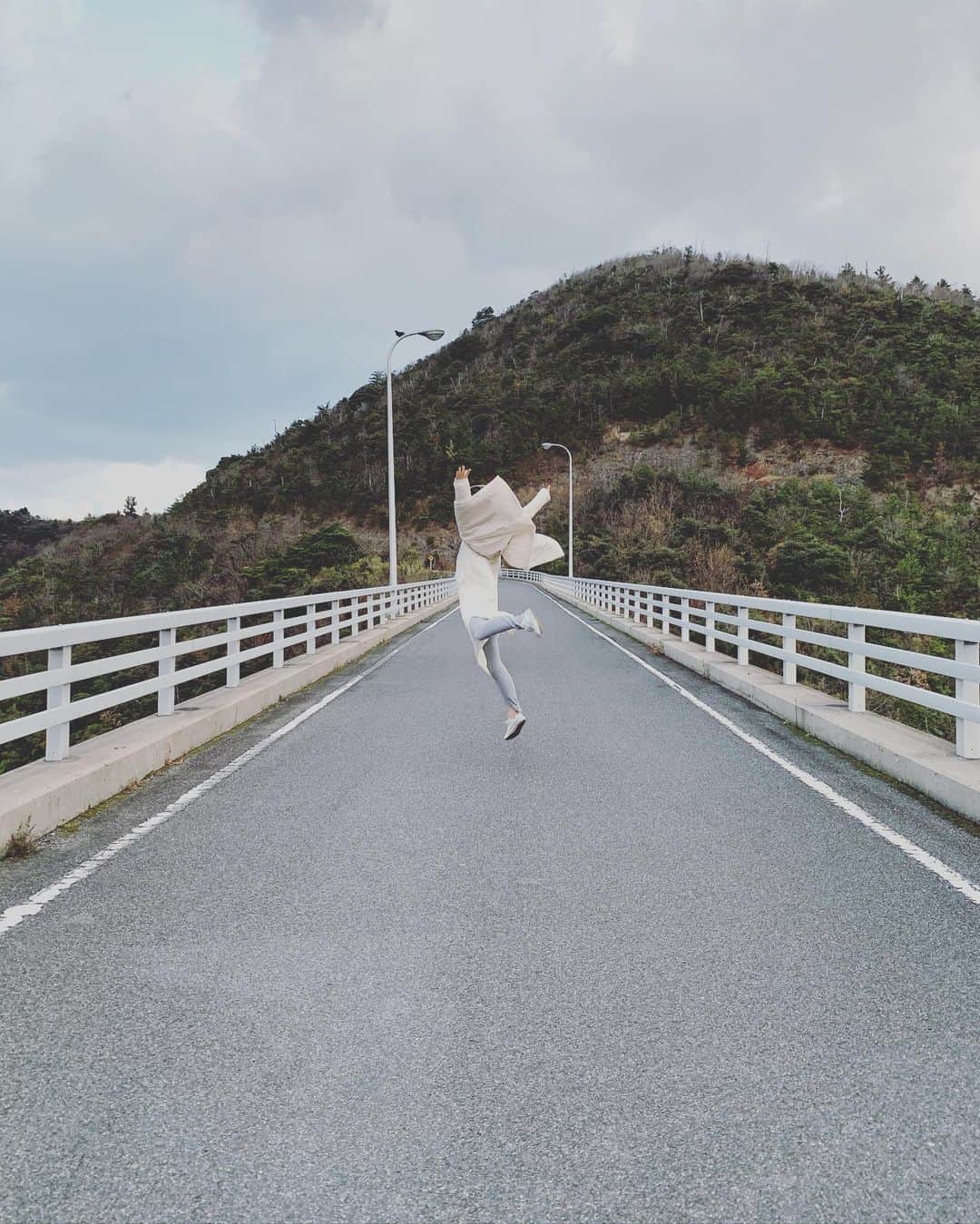 井手上漠さんのインスタグラム写真 - (井手上漠Instagram)「島で一番でかい橋かな🧚‍♀️🧚‍♀️」12月23日 18時41分 - baaaakuuuu