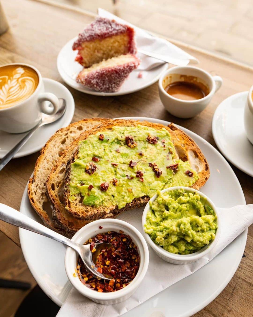 @LONDON | TAG #THISISLONDONさんのインスタグラム写真 - (@LONDON | TAG #THISISLONDONInstagram)「Morning #London it’s @robson.eats here kicking off the morning with the simple pleasures, #AvocadoToast 🥑 at @dailygoodsldn with a #FlatWhite ☕ This lovely neighbourhood cafe in #Camberwell is serving up great #coffee from @deptofcoffee || Tag an avo toast loving friend below! 👇🏻👇🏻 // #thisislondon #londonreviewed #londoncoffeeshops #londonlife」12月23日 18時41分 - london