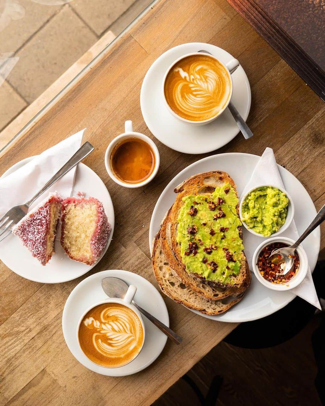 @LONDON | TAG #THISISLONDONさんのインスタグラム写真 - (@LONDON | TAG #THISISLONDONInstagram)「Morning #London it’s @robson.eats here kicking off the morning with the simple pleasures, #AvocadoToast 🥑 at @dailygoodsldn with a #FlatWhite ☕ This lovely neighbourhood cafe in #Camberwell is serving up great #coffee from @deptofcoffee || Tag an avo toast loving friend below! 👇🏻👇🏻 // #thisislondon #londonreviewed #londoncoffeeshops #londonlife」12月23日 18時41分 - london