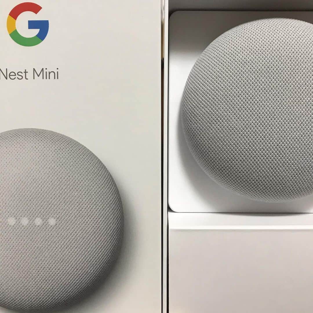 小森高博のインスタグラム：「Googleさんが無料で配ってるので頂いた。HomePodがリビングにいるからコイツは寝室に。」