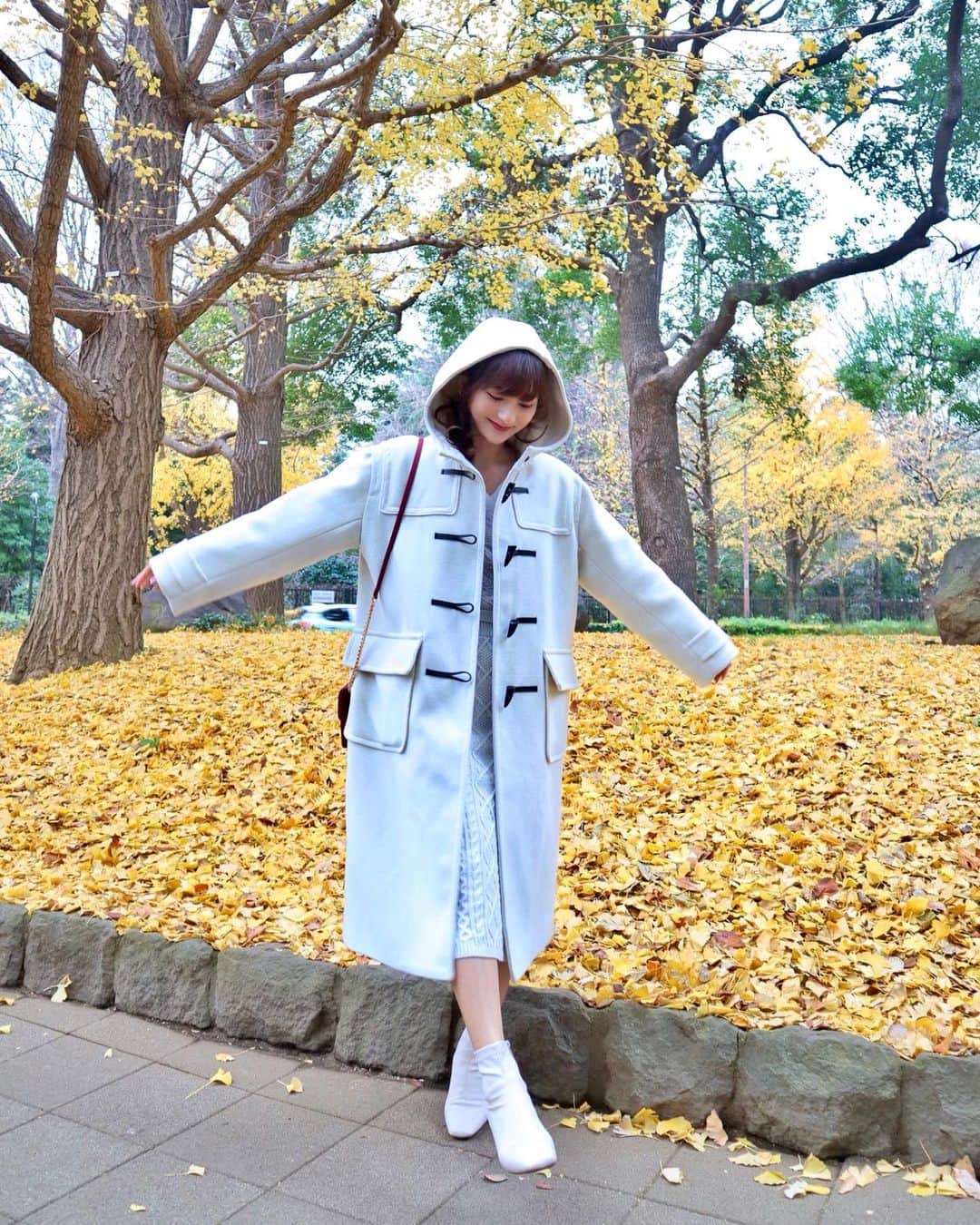 加藤瑠美さんのインスタグラム写真 - (加藤瑠美Instagram)「お散歩〜🍂❣️ イチョウがとっても綺麗だったな🍁  outer dress : @mercuryduo_com bag : @furla boots : @ms.right.fashion  欲しかったホワイトのショートブーツ、とってもお得にgetしました👢❤️ . #coordinate#ootd#Japanese#Japanesegirl#Happy#girl#girly#fashion#instafashion#instagood#rubi_fashion#冬ファッション#冬コーデ#紅葉#紅葉#ブーツ#ショートブーツ#ホワイトブーツ#コート#ダッフルコート#ホワイトコーデ#お散歩#銀杏並木#いちょう並木#セレクトショップ」12月23日 18時43分 - katorubi