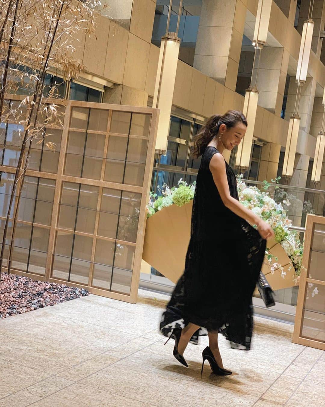 李 雨瀟さんのインスタグラム写真 - (李 雨瀟Instagram)「友人の結婚式参列💒 幸せな気持ちになれた週末でした♡ . . そして、久しぶりのエルメスバングル。 大事にしまって使わないタイプ卒業🙄 そろそろ今年も断捨離始めなきゃー。 クローゼットが溢れかえってる🤫 . #yuxiao_outfits #outfits  #ootd #onepiece #black #blackdress #onepiece #eclin #weddingparty #bangle #helmes #party #wedding」12月23日 18時53分 - yuisho_ri