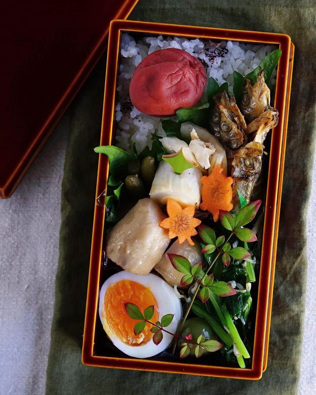 Ryoko Yunokiのインスタグラム：「+ + + Grilled capelin bento/焼きシシャモ弁当 . *rice and umeboshi *grilled capelin *chikuwa and cheese *pickled hakusai leaves *dashi-simmered taro root and green beans *blanched komatsuna leaves and whitebait salad *hard-boiled egg *green olive . ＊ご飯と梅干し ＊焼きシシャモ ＊竹輪チーズ ＊白菜の漬物 ＊里芋と隠元の出汁煮 ＊小松菜とシラスのお浸し ＊茹で卵 ＊オリーブ + + + #bento #お弁当 #丸の内弁当 #f52grams #春慶塗 #飛騨春慶」