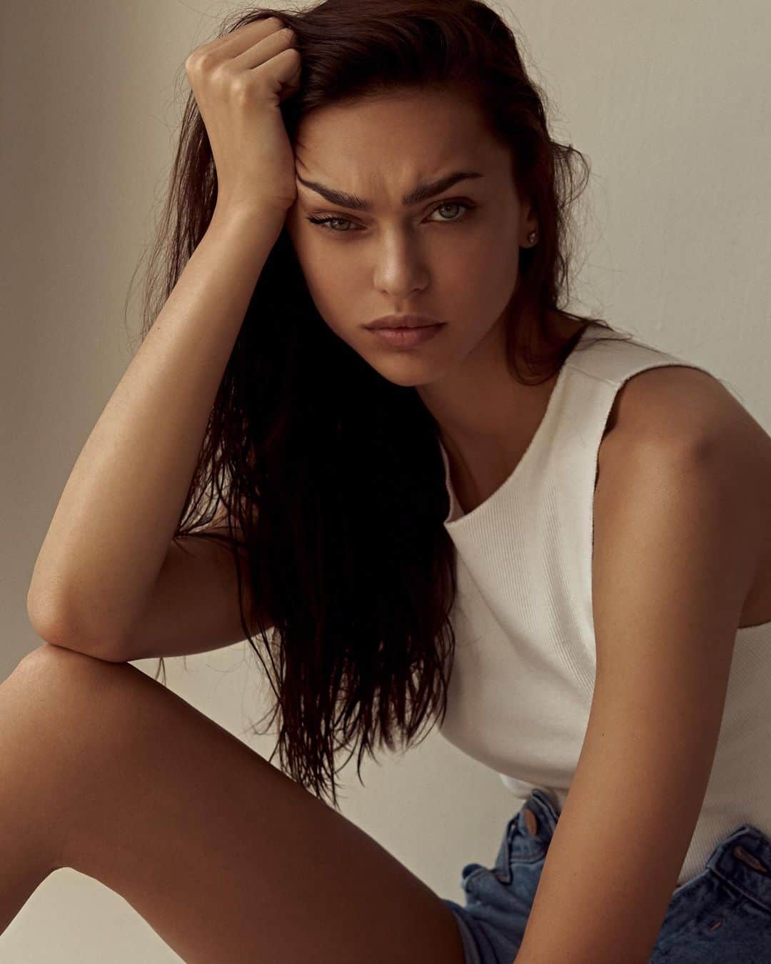 Zhenya Katavaのインスタグラム：「Без снега нет новогоднего настроения , мандарины не такие вкусные и даже платье на Новый год покупать не хочется . 🎄 как-то за школьников обидно ... какие каникулы без горки и снежков ✨. Европейская Зима настала ❄️.」