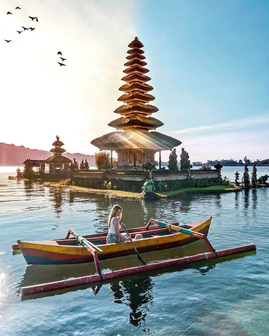 GENIC 公式インスタグラムさんのインスタグラム写真 - (GENIC 公式インスタグラムInstagram)「インドネシアの50,000ルピア紙幣の絵柄にもなっている、ウルン ダヌ ブラタン寺院✨﻿ ﻿ この神秘的な湖をボートで周遊するのも大人気💕﻿ ボートの種類がいくつかあるけど、﻿ やっぱりバリ島伝統のジュクンと呼ばれるボートが絵になる！﻿ ﻿ バリ島に行くなら乾季がベストシーズンと言われているけど、﻿ウルン ダヌ ブラタン寺院を訪れるなら雨季がオススメ☑︎﻿ ﻿ 乾季には湖が枯れて、寺院が水に浮かんでいる姿が見られなくなることもあるので、こまめに情報をチェックしましょう👌﻿ ________________________________﻿ spot #Bali﻿ Photo  @agirlwhoblooms  ________________________________﻿ @genic_japan﻿ 日本を旅したくなる写真、最新スポットなど更新中！﻿ Share amazing photos of Japan to all over the world.﻿ ________________________________」12月23日 18時48分 - genic_mag