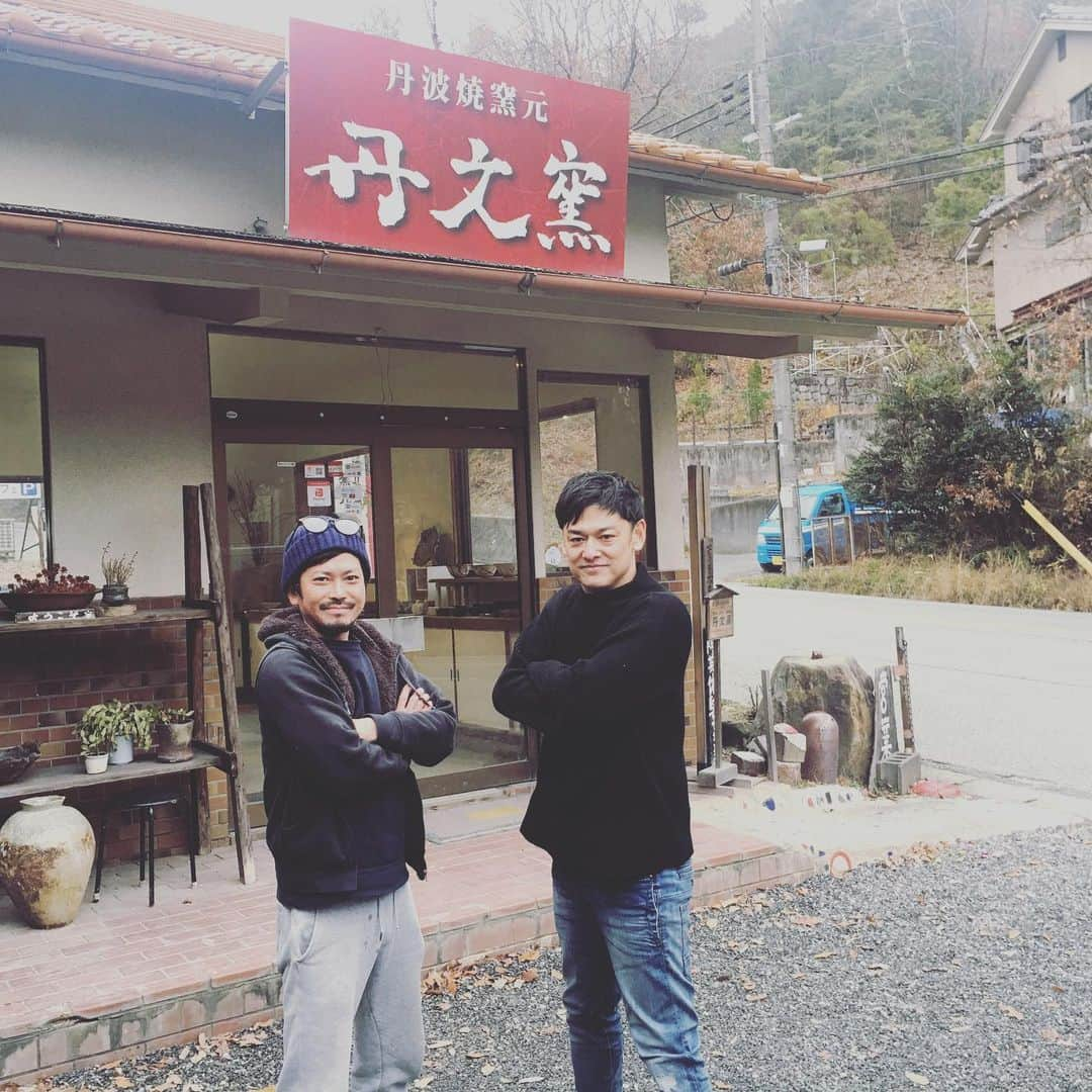 宮田麺児さんのインスタグラム写真 - (宮田麺児Instagram)「田植え 稲刈りして 酒米作った 田んぼの 土で 酒器 をつくれそうです。 これで 米から酒 刈った後の稲藁でしめ縄 そして酒器まで １つの田んぼから全てできそうです。  #丹波#篠山#焼き物#しめ縄#酒器」12月23日 18時56分 - miyatamenji