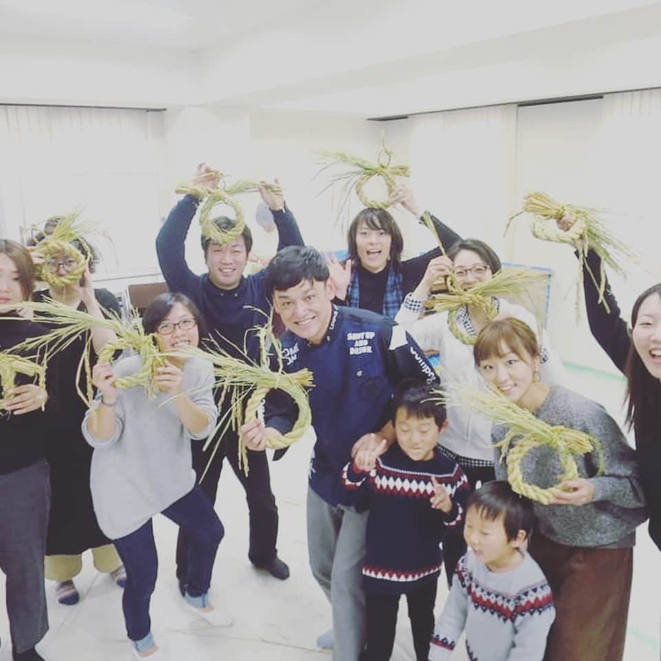 宮田麺児さんのインスタグラム写真 - (宮田麺児Instagram)「田植え 稲刈りして 酒米作った 田んぼの 土で 酒器 をつくれそうです。 これで 米から酒 刈った後の稲藁でしめ縄 そして酒器まで １つの田んぼから全てできそうです。  #丹波#篠山#焼き物#しめ縄#酒器」12月23日 18時56分 - miyatamenji