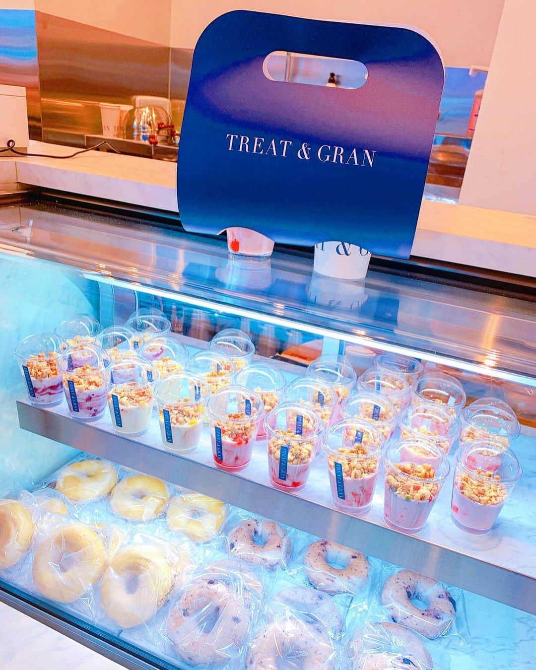 mii_stagramさんのインスタグラム写真 - (mii_stagramInstagram)「💙💙💙 . @treat.gran ✔ 25日に新しく渋谷道玄坂にOPENするTREAT&GRANの レセプションパーティーに 参加してきたよ〜🎶🎶 . 世界中に270店舗を展開する AUBE HEIRが新たに心と体を美しくする リトリートカフェブランド. 「THE TREAT&GRAN」を初出店✨✨ . . ココナッツシュガーを含んだヨーグルトは 美容成分がたっぷり入っていて お肌を綺麗にする作用があるんだって✨✨ 私はストロベリー＆クランベリーを 食べてみたけどココナッツの甘みと ベリーの酸味が程よく調和されていて 美味しかったなぁ🤤💕 . ローカロリーだし罪悪感なく食べれて オマケに綺麗になれちゃうスイーツって いいよね〜💕💕 . 厳選したコーヒーやハーブティーや フードも推しメニューだよ✊🏾💖 . . 朝食やランチやおやつタイムに 手軽に美味しく パッケージもお洒落だし お土産にも喜ばれそう〜😊🎶💓 . . 🗾 東京都渋谷区道玄坂1丁目18-5  VORT渋谷道玄坂1F . . ✩ ⋆ ✩ ⋆ ✩ ⋆ ✩ ⋆ ✩﻿ ⋆ ✩ ⋆ ✩﻿ . 👗 @ailla__official ✔ . . #treatgran #カフェ #カフェ巡り #東京カフェ #都内カフェ #東京カフェ巡り #カフェ部 #カフェ活 #渋谷カフェ #渋谷カフェ巡り #渋谷グルメ #道玄坂カフェ #ドリンク #涩谷 #东京 #东京美食 #インナービューティー」12月23日 18時56分 - miyuki.0419.karemari