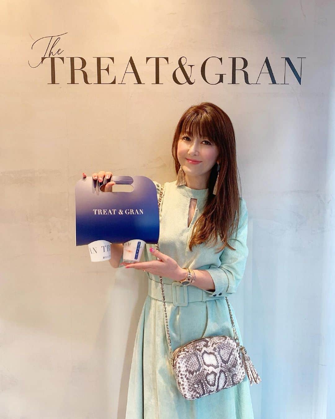 mii_stagramさんのインスタグラム写真 - (mii_stagramInstagram)「💙💙💙 . @treat.gran ✔ 25日に新しく渋谷道玄坂にOPENするTREAT&GRANの レセプションパーティーに 参加してきたよ〜🎶🎶 . 世界中に270店舗を展開する AUBE HEIRが新たに心と体を美しくする リトリートカフェブランド. 「THE TREAT&GRAN」を初出店✨✨ . . ココナッツシュガーを含んだヨーグルトは 美容成分がたっぷり入っていて お肌を綺麗にする作用があるんだって✨✨ 私はストロベリー＆クランベリーを 食べてみたけどココナッツの甘みと ベリーの酸味が程よく調和されていて 美味しかったなぁ🤤💕 . ローカロリーだし罪悪感なく食べれて オマケに綺麗になれちゃうスイーツって いいよね〜💕💕 . 厳選したコーヒーやハーブティーや フードも推しメニューだよ✊🏾💖 . . 朝食やランチやおやつタイムに 手軽に美味しく パッケージもお洒落だし お土産にも喜ばれそう〜😊🎶💓 . . 🗾 東京都渋谷区道玄坂1丁目18-5  VORT渋谷道玄坂1F . . ✩ ⋆ ✩ ⋆ ✩ ⋆ ✩ ⋆ ✩﻿ ⋆ ✩ ⋆ ✩﻿ . 👗 @ailla__official ✔ . . #treatgran #カフェ #カフェ巡り #東京カフェ #都内カフェ #東京カフェ巡り #カフェ部 #カフェ活 #渋谷カフェ #渋谷カフェ巡り #渋谷グルメ #道玄坂カフェ #ドリンク #涩谷 #东京 #东京美食 #インナービューティー」12月23日 18時56分 - miyuki.0419.karemari