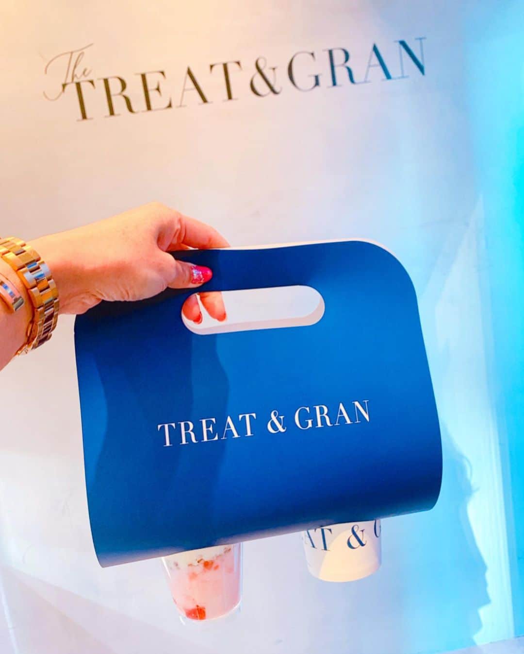 mii_stagramさんのインスタグラム写真 - (mii_stagramInstagram)「💙💙💙 . @treat.gran ✔ 25日に新しく渋谷道玄坂にOPENするTREAT&GRANの レセプションパーティーに 参加してきたよ〜🎶🎶 . 世界中に270店舗を展開する AUBE HEIRが新たに心と体を美しくする リトリートカフェブランド. 「THE TREAT&GRAN」を初出店✨✨ . . ココナッツシュガーを含んだヨーグルトは 美容成分がたっぷり入っていて お肌を綺麗にする作用があるんだって✨✨ 私はストロベリー＆クランベリーを 食べてみたけどココナッツの甘みと ベリーの酸味が程よく調和されていて 美味しかったなぁ🤤💕 . ローカロリーだし罪悪感なく食べれて オマケに綺麗になれちゃうスイーツって いいよね〜💕💕 . 厳選したコーヒーやハーブティーや フードも推しメニューだよ✊🏾💖 . . 朝食やランチやおやつタイムに 手軽に美味しく パッケージもお洒落だし お土産にも喜ばれそう〜😊🎶💓 . . 🗾 東京都渋谷区道玄坂1丁目18-5  VORT渋谷道玄坂1F . . ✩ ⋆ ✩ ⋆ ✩ ⋆ ✩ ⋆ ✩﻿ ⋆ ✩ ⋆ ✩﻿ . 👗 @ailla__official ✔ . . #treatgran #カフェ #カフェ巡り #東京カフェ #都内カフェ #東京カフェ巡り #カフェ部 #カフェ活 #渋谷カフェ #渋谷カフェ巡り #渋谷グルメ #道玄坂カフェ #ドリンク #涩谷 #东京 #东京美食 #インナービューティー」12月23日 18時56分 - miyuki.0419.karemari