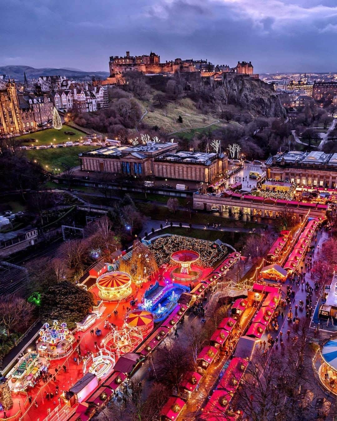 キャセイパシフィック航空さんのインスタグラム写真 - (キャセイパシフィック航空Instagram)「#Christmas is almost upon us, and Edinburgh’s festive market captures the spirit perfectly. What are you most looking forward to this Christmas Day?  聖誕快到，愛丁堡聖誕市場完美展現了繽紛歡樂的節日氣氛。今個聖誕，你最期待又是甚麼呢？  Credit: @snapsbyshirin」12月23日 19時00分 - cathaypacific