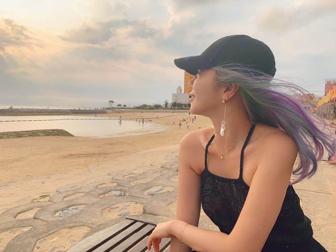 のインスタグラム：「💙🐬😈💜🍐💚 ･ ･ ･ 社会への反発ヘアもあと3ヶ月の命かもしれません。 #beautifulsky#beautifulsea」