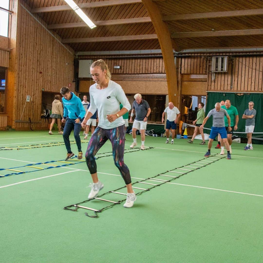 エリーゼ・メルテンスさんのインスタグラム写真 - (エリーゼ・メルテンスInstagram)「Throwback to the last clinic I did with Van Lanschot Private Banking, partner in crime this next season as well 💪 Thank you for your trust! #vanlanschotprivatebanking #sponsor #newseason #lookingforward」12月23日 19時19分 - mertenselise