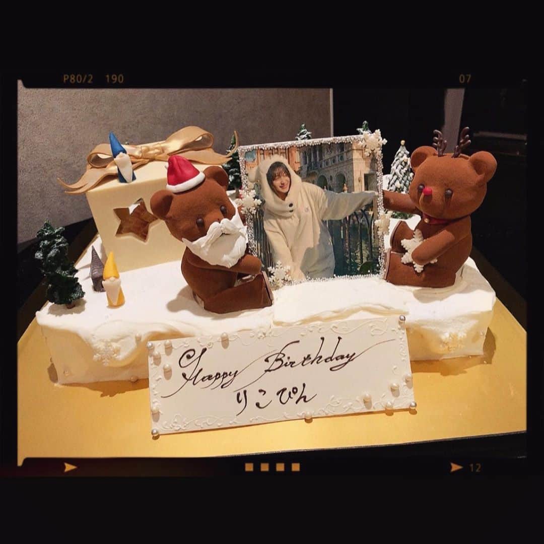 永井理子のインスタグラム：「こんなに可愛いケーキ人生で初めてだよ、、 星の箱の中にも、写真と同じ帽子かぶった くまさんいた、、🧸 .  みんなには感謝しかない 本当にありがとう。 幸せ者やぁ。  #くまさんと手繋いでるみたいになってる #今気づいた ❤︎ #1221」