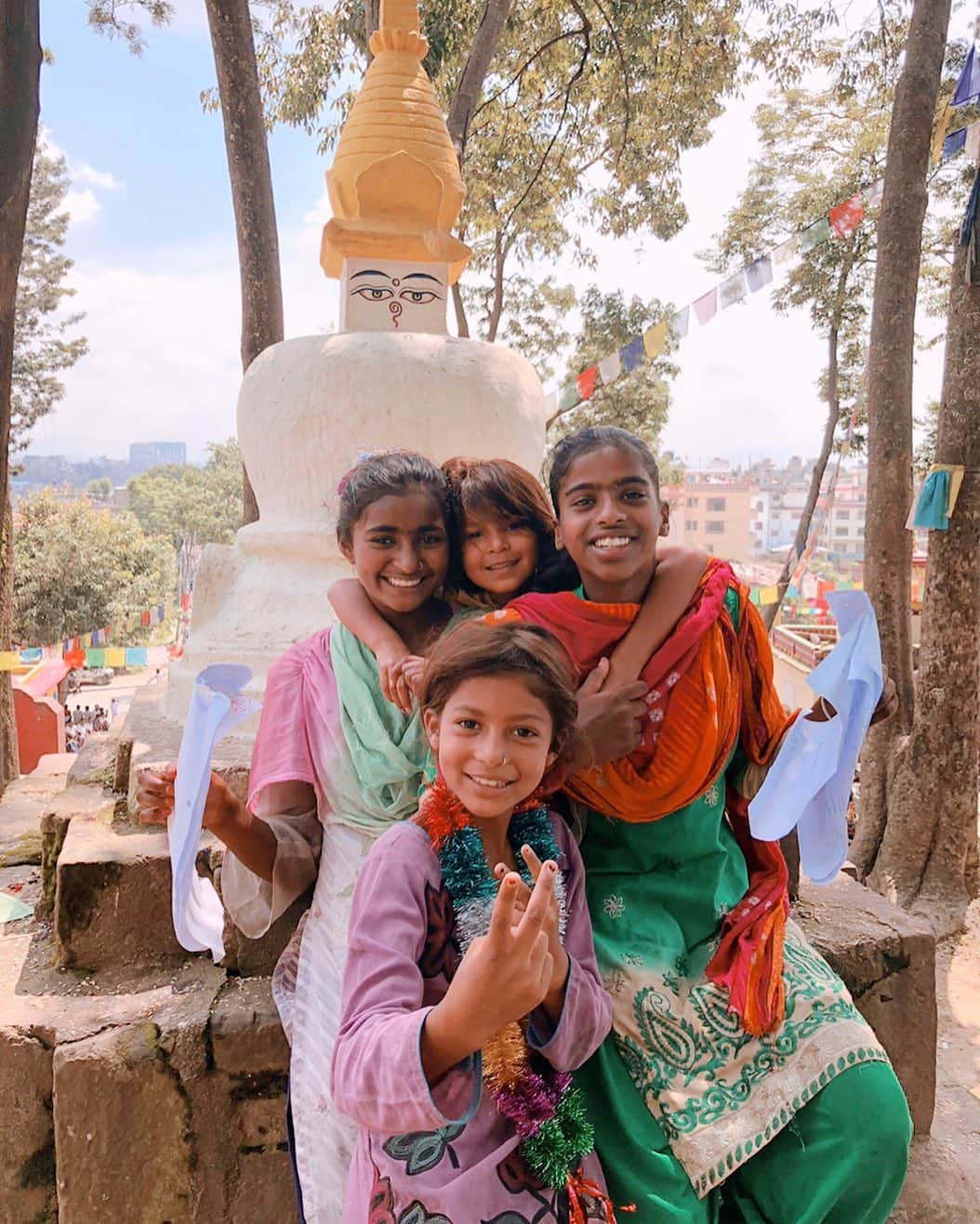 依吹怜さんのインスタグラム写真 - (依吹怜Instagram)「人懐っこくて可愛い子たち。 私のカメラに興味津々で、一緒に遊んだ後、お父さんに任されてた仕事あったみたいで怒られてた😂 横目でチラリと私に目配せしてきた愛嬌たっぷりの顔が忘れられないよ😂❤️ 愛おしいね〜みんないい顔してる❤︎ . #nepal #Katmandu #photoiphone  #trip #travel #instagood #instadaily #旅　#ネパール　#一人旅　#怜カメラ　#れい旅物語　#ネパール 一人旅🇳🇵」12月23日 19時12分 - ibukirey