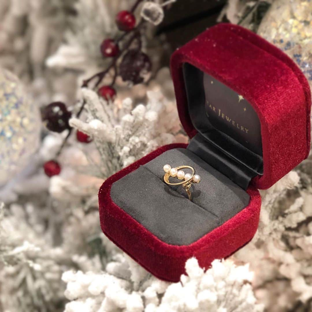 starjewelry_pressさんのインスタグラム写真 - (starjewelry_pressInstagram)「大切なあの人を想い浮かべ悩むクリスマスのギフト選び...💍 ・ ・ 手元のおしゃれにプラスするなら1本で主役級の存在感を放つモダンリングを。 ベルベットの風合いが上品なスペシャルボックス付きでクリスマスのギフトにもおすすめです。 ・ ・ #starjewelry #スタージュエリー #ring #リング #gold #pearl #babyakoyapearl #gift #present #xmas #holiday #jewelry」12月23日 19時12分 - starjewelry_press