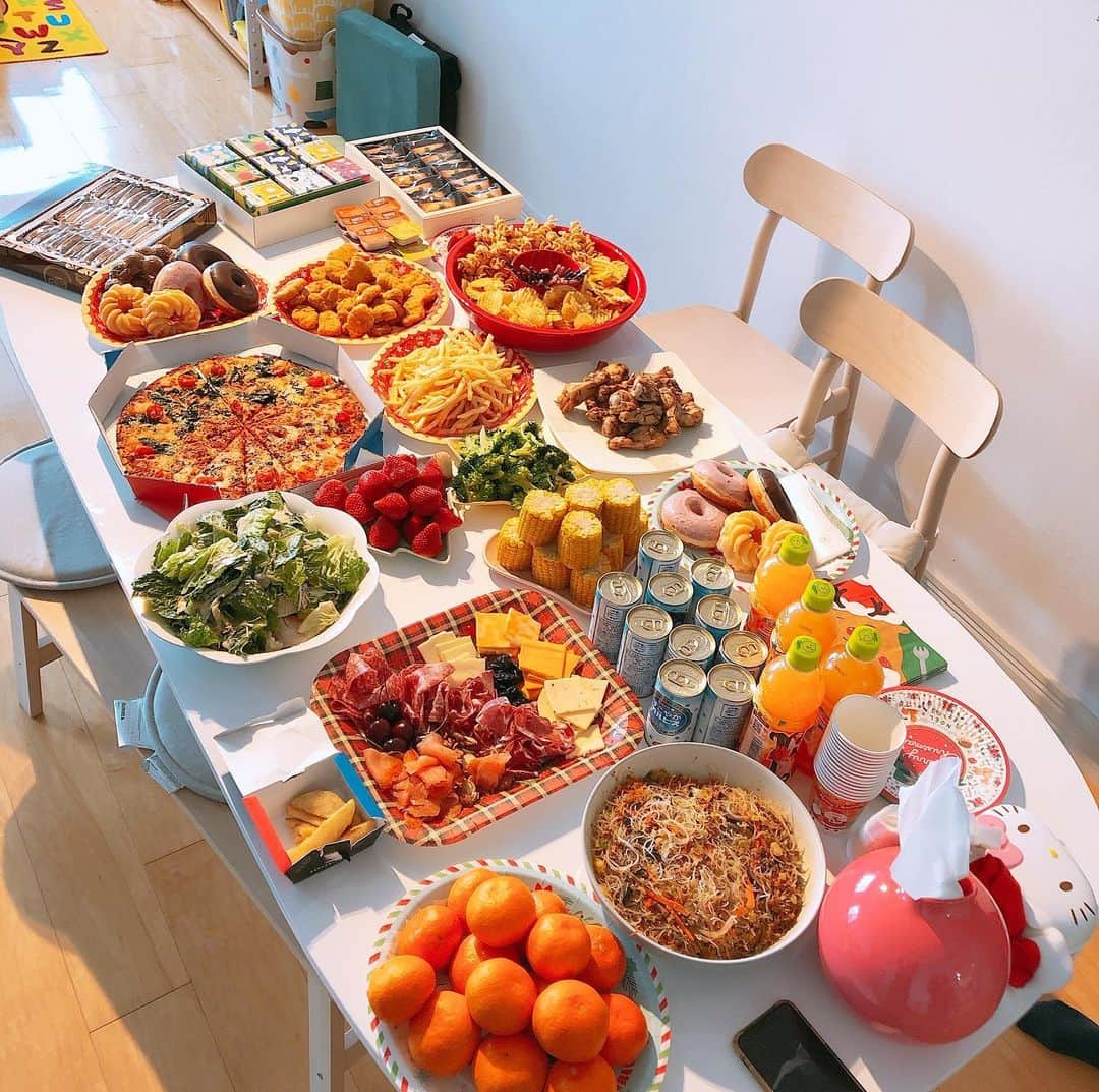 相沢紗世のインスタグラム：「お友達宅でXmas party🎄🎅#美味しい食事とプレゼントとガールズトーク❤️#気持ちよく新年をむかえられそう☺️💕#今日も素敵な一日でした✨」