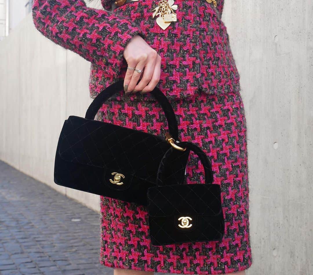 Vintage Brand Boutique AMOREさんのインスタグラム写真 - (Vintage Brand Boutique AMOREInstagram)「🖤SOLD OUT🖤Vintage Chanel Velvet 2-in-1 Bag Set ▶︎Free Shipping Worldwide✈️ ≫≫≫ DM for more information 📩 info@amorevintagetokyo.com #AMOREvintage #AMORETOKYO #tokyo #Omotesando #Aoyama #harajuku #vintage #vintageshop #ヴィンテージ #ヴィンテージショップ #アモーレ #アモーレトーキョー #表参道 #青山 #原宿#東京 #chanel #chanelvintage #vintagechanel #ヴィンテージ #シャネル #ヴィンテージシャネル #amoreomotesando #アモーレ表参道」12月23日 19時15分 - amore_tokyo