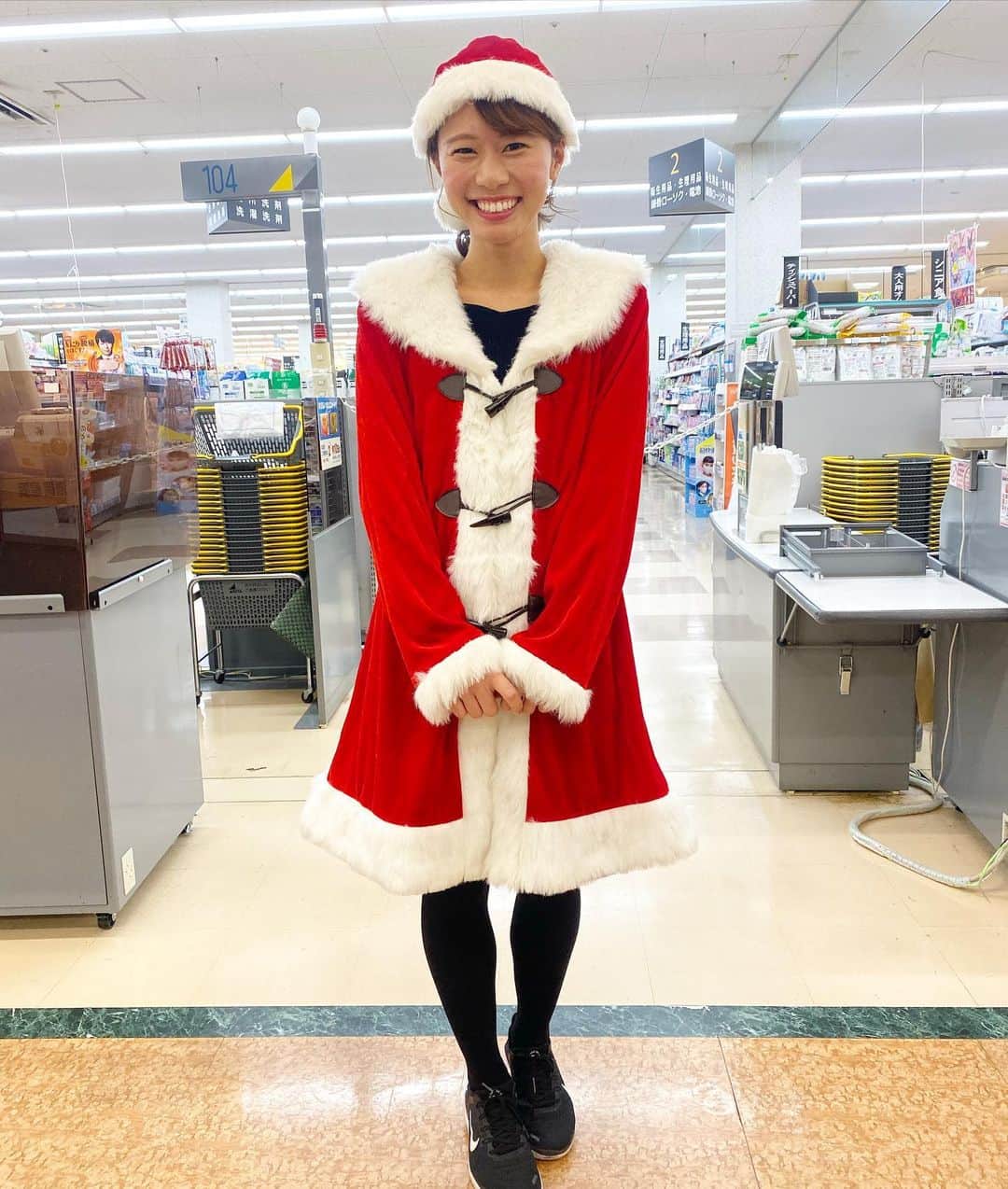 のインスタグラム：「. 12月20日(金)で、 リフレッシュ年内の放送を終えました😊💓 年内ラストの電話で買いまshow、 見事成功でした😘 ハラハラドキドキしましたが、 気持ちよく終われて良かった☺️❤️ 来年も、みなさまの参加お待ちしています！💰🏅🎊 引き続き応援よろしくお願いします！ . いつもはハッピ姿ですが、 今回はクリスマス直前ということで、 サンタさんに扮しました〜🤶🎅💓 . #石川テレビ#石川さん情報liveリフレッシュ #電話で買いまshow #中継#2019年#ラスト#アピタ金沢#成功#クリスマス#サンタさん#石川テレビ#アナウンサー#河谷麻瑚」