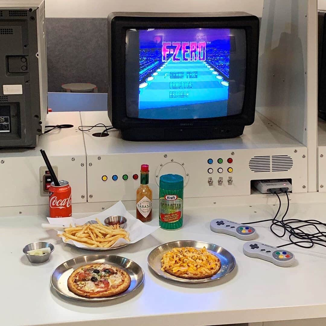 isutaさんのインスタグラム写真 - (isutaInstagram)「ピザを食べながら、ファミコンが出来ちゃう…？穴場すぎる韓国カフェを発見しました。﻿ ﻿ ﻿ おしゃれな店内だったり、 かわいすぎるフードなど 韓国のカフェはクオリティがどこも高いですよね。﻿ そんな韓国に昔懐かしいファミコンが楽しめちゃう？ ちょっと変化球のピザ屋さんがあるらしいんです。﻿ ﻿ ﻿ さっそくご紹介♡↓﻿ 小さめの商業施設の2階にあるピザ屋「PRESSBUTTON」。﻿ ﻿ ﻿ ゲームセンターのような店内は、 ただのインテリアかと思いきや 本当にゲームができちゃうんです…！﻿ ゲームの種類も豊富なうえに日本語も表示されるので、韓国語が苦手な方も安心です。﻿ ﻿ 1人用のピザセットだと、 ドリンク・サラダが付いてくるんだそう。﻿ また、サイドメニューにポテトやパスタなどもありますよ。﻿ ﻿ こんなにかわいい店内ですが まだそんなに知れ渡ってないらしく 激混みということはなさそうなので 韓国旅行を計画中の人は要チェックです！﻿ ﻿ ﻿ ﻿ photo by﻿ @odangomone﻿ ﻿ ﻿ ﻿ ------------------------------﻿ ﻿ 「PRESSBUTTON」﻿ 営業時間：11:30-22:00 / 15:00～17:00（ブレイクタイム）﻿ アクセス：11 Seoae-ro 1-gil Jung-gu Seoul　ソウル特別市 中区 忠武路五街 90﻿ 定休日：日曜﻿ ﻿ ------------------------------﻿ ﻿ ﻿ ﻿ ﻿ ﻿ #韓国カフェ#ソウル旅行#ソウル#インスタ映え#韓国好きな人と繋がりたい﻿ #おしゃれさんと繋がりたい#オシャレさんと繋がりたい#お洒落さんと繋がりたい﻿#pressbutton #韓国情報#今日のコーデ#:kr:#カフェ巡り#韓国カフェ巡り#오오타디﻿ #홍대카페 #연남동카페 #忠武路 #忠武路カフェ #韓国撮ってみた﻿ #チュンムロ #チュンムロカフェ #韓国トレンド」12月23日 19時22分 - isuta_jp