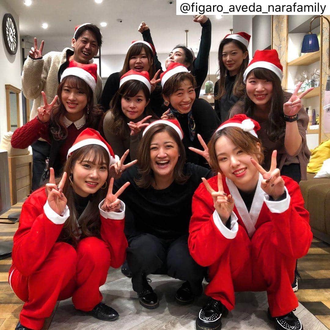 のインスタグラム：「Figaro AVEDA（1Ｆ）ならファミリー店 . クリスマスコーデday🎄！ 次は24日、25日！ 皆さん見に来てください😴🎁🎅 ＊＊＊＊＊＊＊＊＊＊＊＊＊＊＊＊＊＊＊＊＊＊＊＊＊＊＊＊＊＊＊＊＊＊＊＊＊＊＊＊＊ . . >>>> FIGARO AVEDA <<<< .  オーガニックサロン ☞93%自然界由来成分配合AVEDAカラー . . . . 奈良県の奈良ファミリー専門店内 トータルビューティーサロンです☺︎ . . . . . 営業時間10:00〜20:00  年中無休 . . . 【  ご新規様限定 】 . カラーカット >> 7980 +tax . パーマカット >> 7980 +tax . カラーヘッドスパ 20min >> 6980 +tax . . . ステキなヘア、アイラッシュ提案させて頂きます。 是非一度お任せください！！ . . . ご予約お待ちしてます✂︎✂︎✂︎✂︎ . . . ℡0742-30-0188 . . . . . . #ヘア#ヘアアレンジ#ヘアスタイル#ヘアカラー#インスタ映え#ファッション#hair#サロンモデル#美容室#インテリア#外国人風#カラー#love #instagood #aveda#アヴェダ#beauty#オーガニック#셀카#撮影#お洒落さんと繋がりたい#美容師#model#奈良ファミリー#ならファグラム#フォトジェニック#いいね返し . . ＊＊＊＊＊＊＊＊＊＊＊＊＊＊＊＊＊＊＊＊＊ ＊＊＊＊＊＊＊＊＊＊＊＊＊＊＊＊＊＊＊＊＊」