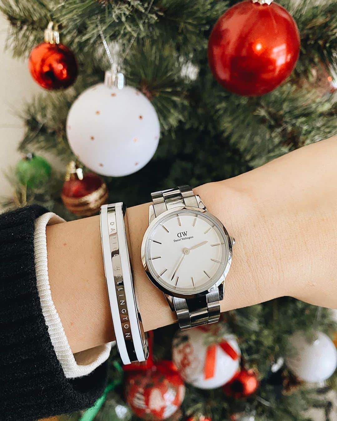 のインスタグラム：「・ 🎄Xmas present from @danielwellington 🎁 ・ ・ シルバーアクセが大好きだから これを見た時一目惚れでした💓 ・ 華奢だけど存在感があってお気に入り𓅮 ・ ・ 2020.1.30まで公式直営店舗とWeb shopで使える15%OFFクーポン▶︎rats  Web shop▶︎https://www.danielwellington.com/jp  是非是非使って下さい♡ ・ ・ 2020/1/3までに2点以上のご購入で20%OFF（全商品が対象）になる ダニエルウェリントンホリデーキャンペーンを開催中🎅 ・ 先程の15%OFFクーポンと併用可能◎ なのでチェックしてみて下さい✔︎ ・ ・ ・ #ダニエルウェリントン#DWホリデーギフト#クリスマスプレゼント#xmas#ママ#札幌ママ#北海道ママ#ママライフ#ママライフ」