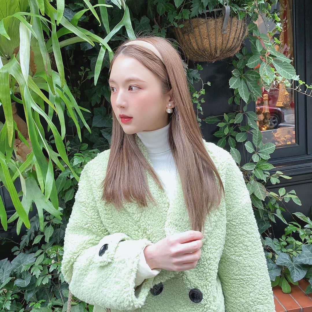 のインスタグラム：「💇‍♀💓 ㅤㅤㅤㅤㅤㅤㅤㅤㅤㅤㅤㅤㅤ 今回はナチュラルなストレートヘアの作り方を動画で撮ってみたよ💓 最近ストレートにすることが多いのだけど、アイロンでストレートにしました！！！っていう感じになるのが嫌だから、少しひよん流のやり方でナチュラルなストレートヘアになるようにしてるの☺️❤️ ㅤㅤㅤㅤㅤㅤㅤㅤㅤㅤㅤㅤㅤ やり方はすごく簡単で、 使ったのはテスコムのヘアアイロンだよ💜 髪が濡れている状態でも使えるし、毛先までしっかりセットできるしマイナスイオンがでて髪もうるおうの😚🛁✨ アイロンの使い方も大切だけど、テスコムのヘアアイロンの機能もサラサラ髪になるポイントだから、みんなにも使ってみて欲しいな〜🥺💓 @tescom_beauty ione ITH1805 ㅤㅤㅤㅤㅤㅤㅤㅤㅤㅤㅤㅤㅤ #hair #hairstyle #koreangirl #feeyong #pr #헤어 #헤어스타일 #희영 #ヘアアイロン #ヘアアレンジ #テスコムのアイロン #テスコム #時短 #ヘアケア #ひよん」