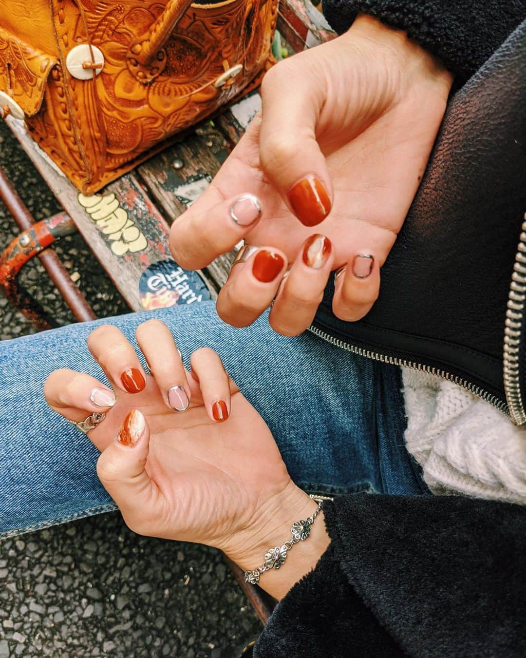 Satomi Biancaさんのインスタグラム写真 - (Satomi BiancaInstagram)「💅🏼🤎🌼 ・ ・ 久しぶりにネイル💅🏼したんだ♥️ ・ ・ 藤沢にある @32hills_fujisawa でお願いしました☺️💕 ・ ・ リニューアルオープンしたばかりで綺麗だし、ネイルしながらNet flix観れるし🤤💘(個人的にすごい嬉しいしネイルがあっという間に終わる😂) ・ ・ 子連れ歓迎してくれるお店で キッズスペースもあるし、 ベビーカーでそのまま入れるっていうのも小さい赤ちゃんとかがいるママには大事なポイントだよね🥺♥️ ・ 予約時間に合わせて寝かしつけしたのにベビーカー置かなきゃで、もどかしい思いした時期あったなー💦 ・ ・ スタッフの方もほとんどママさん達だから気兼ねなく子供連れて行ける安心感☺️💕 ・ ・ 私は茶色系でマーブルMixとシルバーの縁どりデザインにしてもらった🤎🤎 ・ 1番目に入る指が可愛いとやっぱりテンション上がる😚♥️ ・ ・」12月23日 19時24分 - satobyyyy