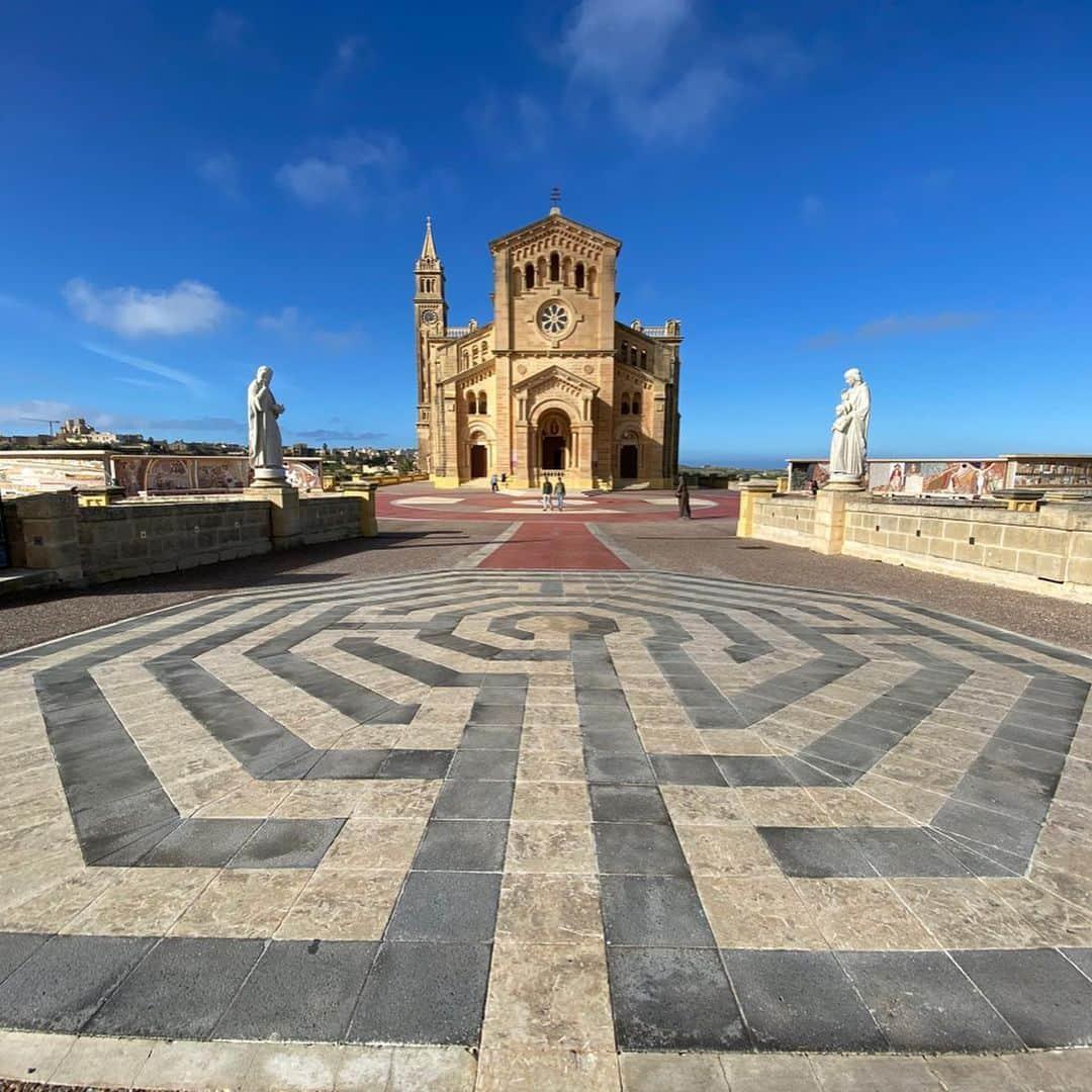 PINKYさんのインスタグラム写真 - (PINKYInstagram)「Gozo & Malta⛴🌈🇲🇹 . 遺跡や教会を沢山巡ることが出来て、パワーをもらえた素敵な旅でした🙏❤️✨ . @adventurekingjp @maki_juno ありがとうございます😊🙏❤️✨ . マルタへの旅について質問いただいたことなどブログに書きました💁‍♀️📝 . そして、カタール航空がめちゃめちゃ快適だったのと、乗り換えのため数時間滞在したドーハの空港が素敵だったので、また是非利用したいなぁ✈️🤩✨ ・・・ ・・・ #love #happy #family #familyadventures #AdventureKing #Malta #beautiful #familytrip #babygirl #mamalife #parentslife #gozo #doha #qatarairways #hamadinternationalairport #valletta #casaroccapiccola」12月23日 19時26分 - shanti_pinky_shanti