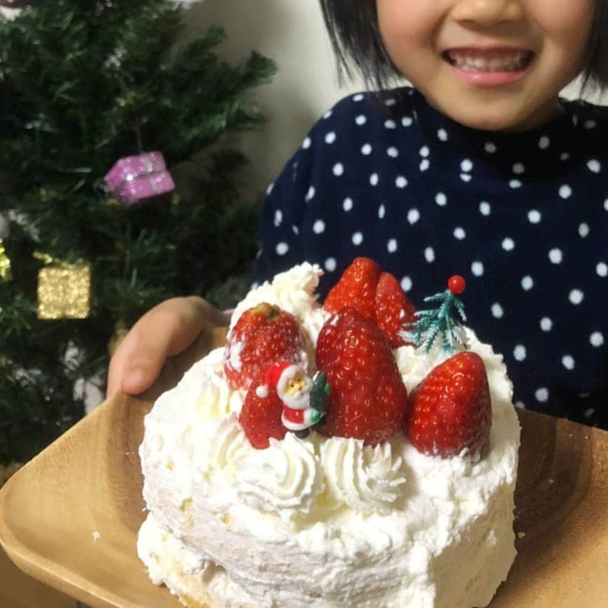 新山大さんのインスタグラム写真 - (新山大Instagram)「🎂娘達作。 #一足早いクリスマスパーティー #クリスマスケーキ #手作りケーキ #今年もクリスマス家いられなくてすみません #クリスマスはミュージックソン #今年は全会場に行きます！ #サウナで漫才もします💦 #鶴亀温泉 #ラジオチャリティーミュージックソン #サウナで漫才って何！？」12月23日 19時27分 - dai_niiyama