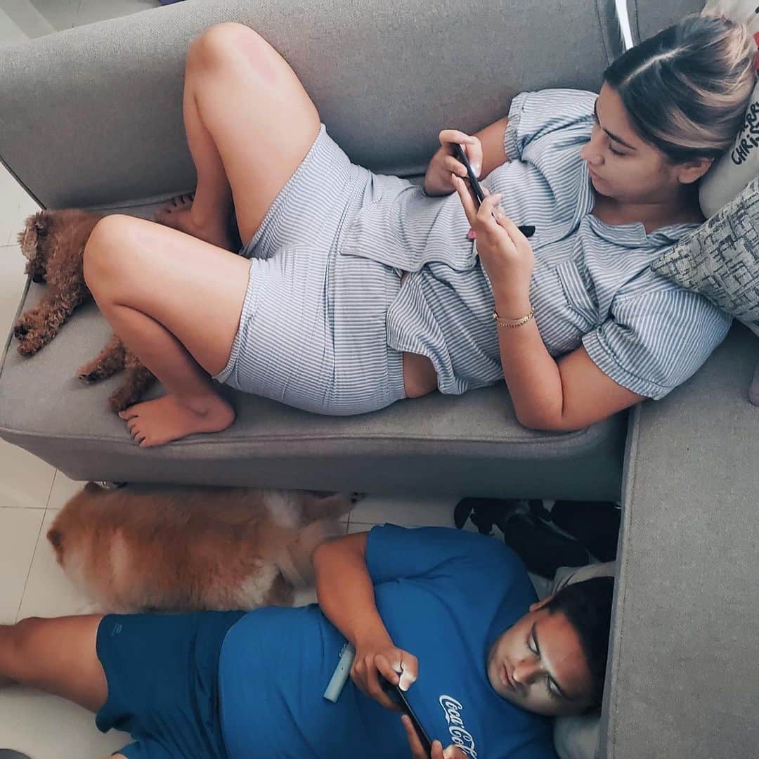 ローレン・ヤングのインスタグラム：「Raw and real ❄️ Day one of our unglamorous holiday 🤣 In our family our Christmas tradition is to just stay home, sleep and have dinner. Nothing fancy, nothing over the top or overcrowded, just spending time with each other in the quiet and resting up for a busy year ahead of us. How do you spend your holidays? ☃️」