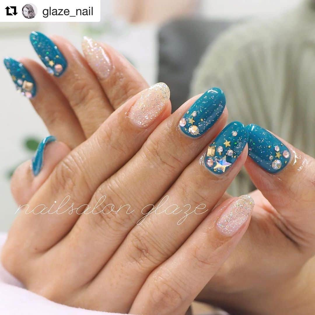 LEAFGEL PREMIUMさんのインスタグラム写真 - (LEAFGEL PREMIUMInstagram)「リーフジェルプレミアムをお使い頂いております @glaze_nail 様のデザインをリポストさせて頂きます💅  パッと目を引くこちらのブルーはマットカラーの#905ダークターコイズ。 名前の通り深みのある大人らしいカラーです✨ ラメとの相性も抜群です✨  #Repost @glaze_nail with @get_repost ・・・ このカラー今年1番好きだったかも。  905 ダークターコイズ。  #nail #ネイル #ネイルサロン #glazenail #glaze #glazesample #ネイルデザイン #leafgel #leafgelpremium #リーフジェル #リーフジェルプレミアム #大人ネイル #大人ネイルサロン #大人かわいいネイル #冬ネイル #秋ネイル #クリスマスネイル #光疗甲  #美甲 #젤네일 #秋ネイル #石神井公園 #石神井公園ネイル #石神井公園ネイルサロン」12月23日 19時45分 - leafgel_premium