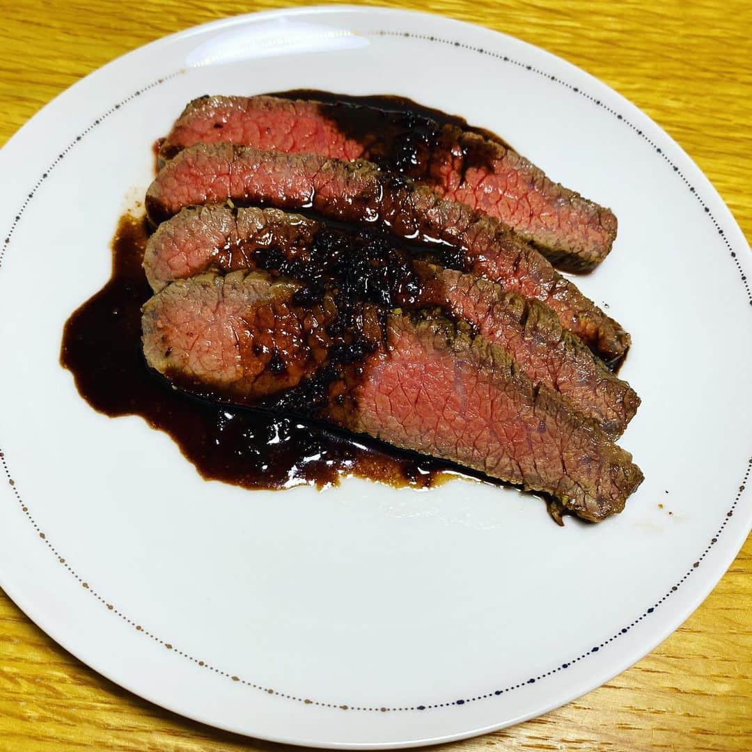 のインスタグラム：「自家製 #ローストビーフ #🎄 近所のお肉屋さんで買ったお肉が美味しすぎた💓 #もうすぐクリスマス #xmas #homeparty #xmasparty」
